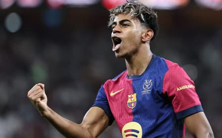 Lamine Yamal comemora golaço pelo Barcelona (Foto: Fadel Senna/AFP)