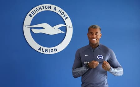 Igor Julio assinando pelo Brighton (Foto: James Boardman/Brighton HAFC)