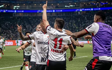 Osvaldo comemora gol no Allianz Parque (Foto: Victor Ferreira / EC Vitória)