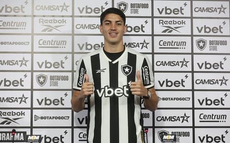 Jair é vendido pelo Botafogo ao Nottingham Forest. Ele assinou contato por cinco anos. (Foto: Vitor Silva/ Botafogo)