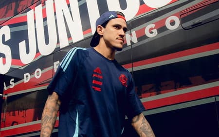 Pedro durante embarque do Flamengo (Foto: Adriano Fontes/Flamengo)