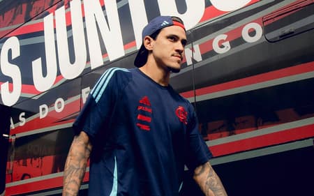 Pedro durante embarque do Flamengo (Foto: Adriano Fontes/Flamengo)