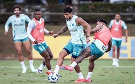 Lateral William em treino do Cruzeiro na Toca da Raposa (Foto: Gustavo Aleixo/Cruzeiro)