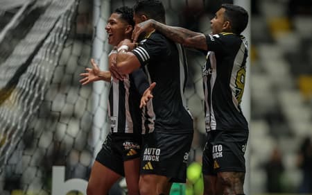 Jogadores do Atlético-MG comemora gol contra Inter (Foto: Pedro Souza / Atlético)