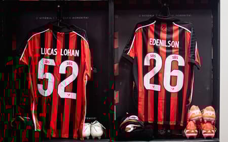Camisa dos garotos Edenílson e Lucas Lohan no vestiário de Vitória (Foto: Victor Ferreira / EC Vitória)