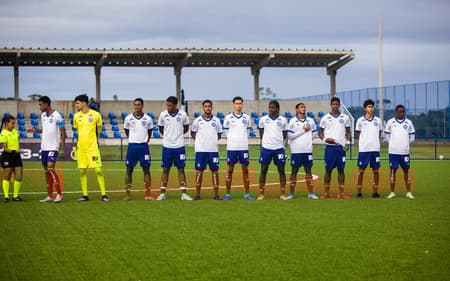 Atletas do Sub-17 do Bahia perfilados no campo sintético do CT (Foto: Letícia Martins / EC Bahia)