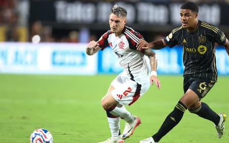 Varela em ação contra o Los Angeles FC (Foto: Gilvan de Souza/Flamengo)