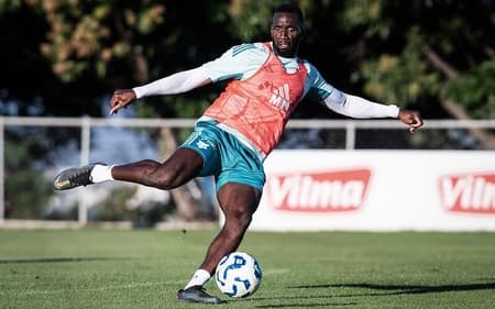 Atacante Bolasie em treino do Cruzeiro na Toca da Raposa (Foto: Gustavo Aleixo/Cruzeiro)