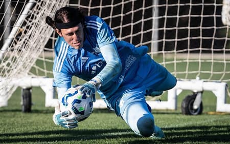 Goleiro Cássio, em treino do Cruzeiro na Toca da Raposa (Foto: Gustavo Aleixo/Cruzeiro)