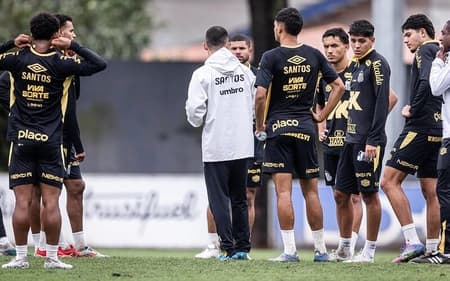 Elenco do Santos ainda não sabe a data e o horário do clássico contra o Palmeiras, que marca retomada do Briasileirão. (Foto: Gareotos da base participam de treino do profissional masculino do Santos nesta quinta-feira (03). (Foto: Raul Baretta/ Santos FC)