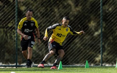 Arana volta a treinar com bola no Atlético-MG (Foto: Pedro Souza / Atlético)