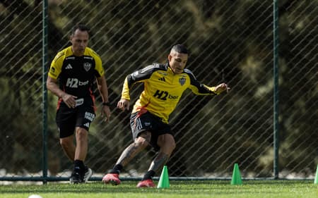 Arana volta a treinar com bola no Atlético-MG (Foto: Pedro Souza / Atlético)