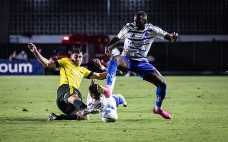 Atacante Bolasie, do Cruzeiro, em jogo contra o Defensa y Justicia (Foto: Gustavo Aleixo/Cruzeiro)