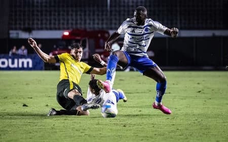 Atacante Bolasie, do Cruzeiro, em jogo contra o Defensa y Justicia (Foto: Gustavo Aleixo/Cruzeiro)