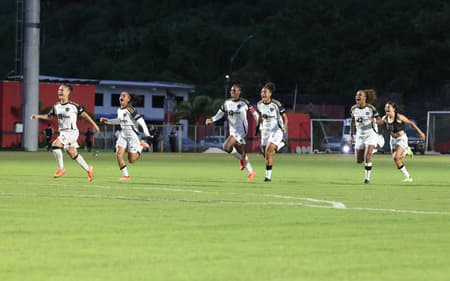 Jogadoras do Atlético comemoram no Barradão. (Foto: Daniela Veiga / Atlético)