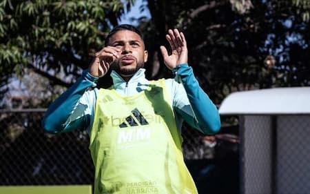 Atacante Wanderson, em treino do Cruzeiro na Toca da Raposa (Foto: Gustavo Aleixo/Cruzeiro)