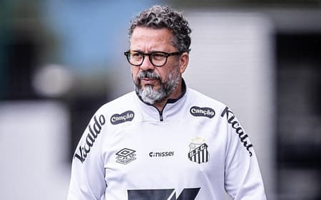 Cléber Xavier afirma que o Santos fez mais trabalhos ofensivos para aumentar o poder de criação do time durante intertemporada. (Foto: Raul Baretta/ Santos FC)