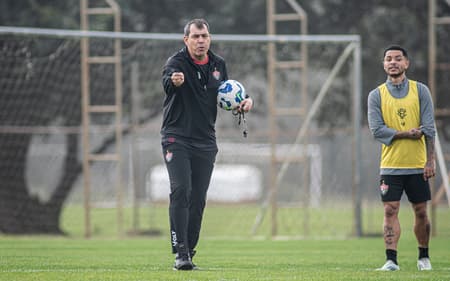 Carille comanda treino do Vitória (Foto: Victor Ferreira / EC Vitória)