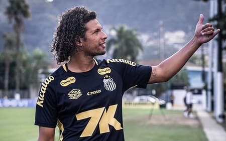 Willian Arão treina com o elenco do Santos no CT Rei Pelé. (Foto: Raul Baretta/ Santos FC)