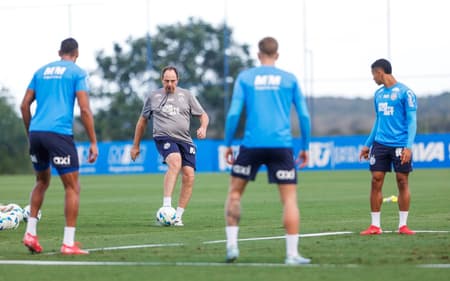 Rogério Ceni participa de treino do Bahia na Cidade Tricolor (Foto: Rafael Rodrigues / EC Bahia)