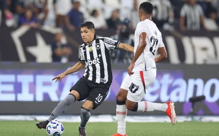 Savarino em ação pelo Botafogo contra o Vitória (Foto: Vítor Silva/Botafogo)