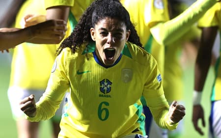 Yasmim comemora gol de falta pelo Brasil na Copa América Feminina. (Foto: Lívia Villas Boas / CBF)