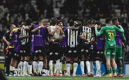 Time do Atlético-MG após classificação na Sul-Americana (Foto: Pedro Souza / Atlético)