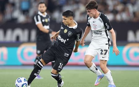 Savarino, do Botafogo, em ação no duelo com o Corinthians (Foto: Vítor Silva/Botafogo)