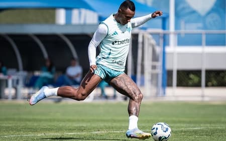 Atacante Marquinhos, do Cruzeiro, em treino na Toca da Raposa (Foto: Gustavo Aleixo/Cruzeiro)