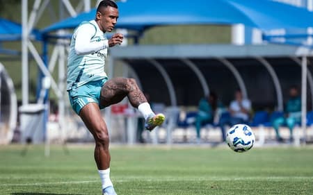 Atacante Marquinhos, do Cruzeiro, em treino na Toca da Raposa (Foto: Gustavo Aleixo/Cruzeiro)