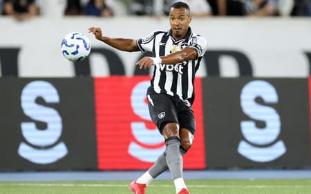 Marlon Freitas em ação na vitória do Botafogo sobre o Bragantino (Foto: Vítor Silva/Botafogo)