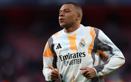 Mbappé se aquece antes de Arsenal x Real Madrid