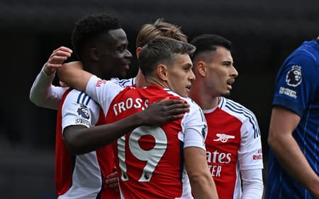 Trossard, Saka e Martinelli comemoram gol do Arsenal sobre o Ipswich
