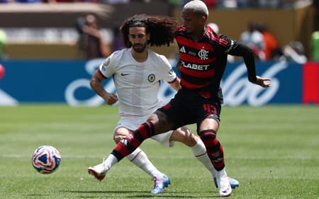 Cucurella e Wesley disputam bola em Flamengo x Chelsea (Foto: FRANCK FIFE / AFP)