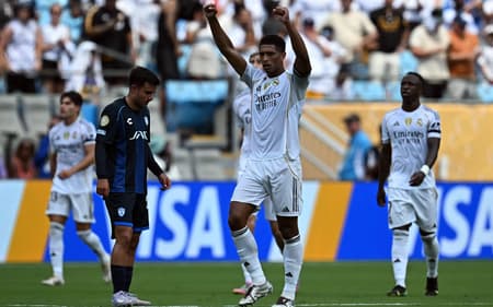 Bellingham e time do Real Madrid comemoram gol diante do Pachuca pelo Mundial (Foto: Paul Ellis/ AFP)