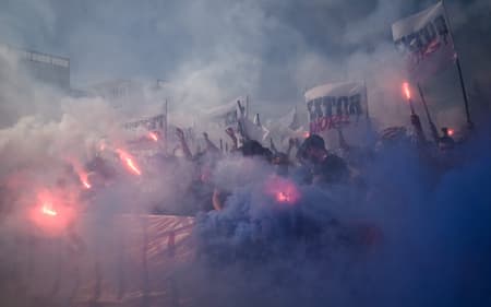 Torcida do Lyon protesta contra John Textor (Foto: JEFF PACHOUD / AFP)