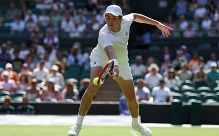 João Fonseca tenta o backhand ma vitória sobre o britânico Jacob Fearnley (Photo by Adrian Dennis / AFP)