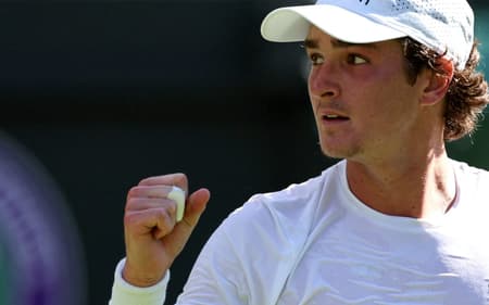 João Fonseca comemora ponto na vitória em Wimbledon sobre Jacob Fearnley (Foto: Adrian Dennis / AFP)