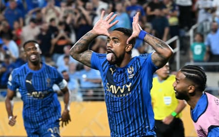 Malcom comemora gol do Al-Hilal contra o Manchester City (Foto: Chandan Khanna / AFP)