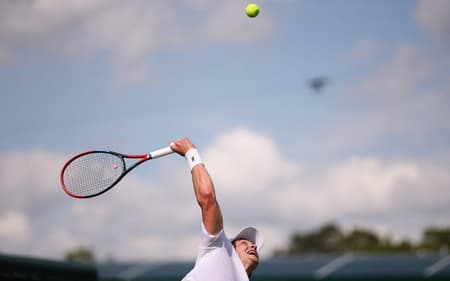 João Fonseca saca na vitória sobre o americano Jenson Brooksby (Foto: HENRY NICHOLLS / AFP)