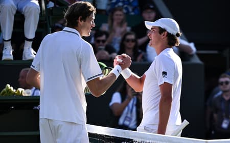 O chileno Nicolas Jarry cumprimenta o brasileiro João Fonseca em Wimbledon (Foto: Kirill KUDRYAVTSEV / AFP)