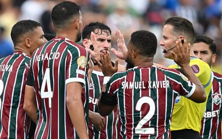 Jogadores do Fluminense reclamam com a arbitragem na partida com o Al-Hilal