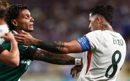 Richard Rios e Enzo Fernández brigam em Palmeiras x Chelsea (Foto: FRANCK FIFE / AFP)