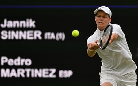 O italiano Jannik Sinner na vitória sobre o espanhol Pedro Martinez em Wimbledon (Foto: Glyn KIRK / AFP)