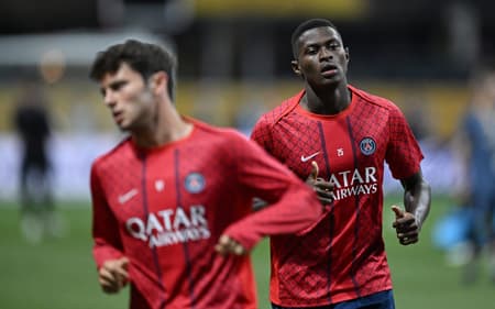 Nuno Mendes antes da partida entre PSG x Bayern (Foto: PATRICIA DE MELO MOREIRA / AFP)