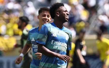 Vinicius Junior antes de Real Madrid x Borussia Dortmund pelo Mundial (Foto: FRANCK FIFE / AFP)