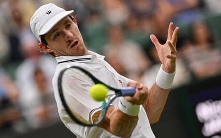 O chileno Nicolas Jarry devolve a bola na derrota para o britânico Cameron Norrie (Foto: Glyn KIRK / AFP)