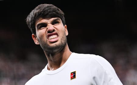 O espanhol Carlos Alcaraz na vitória sobre o russo Andrey Rublev em Wimbledon (Foto: Kirill KUDRYAVTSEV / AFP)