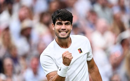 O espanhol Carlos Alcaraz comemora um ponto na vitória sobre o russo Andrey Rublev (Foto: Kirill KUDRYAVTSEV / AFP)