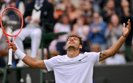A emoção do italiano Flavio Cobolli com a inédita vaga às quartas de final de um Grand Slam (Foto: Glyn KIRK / AFP)
